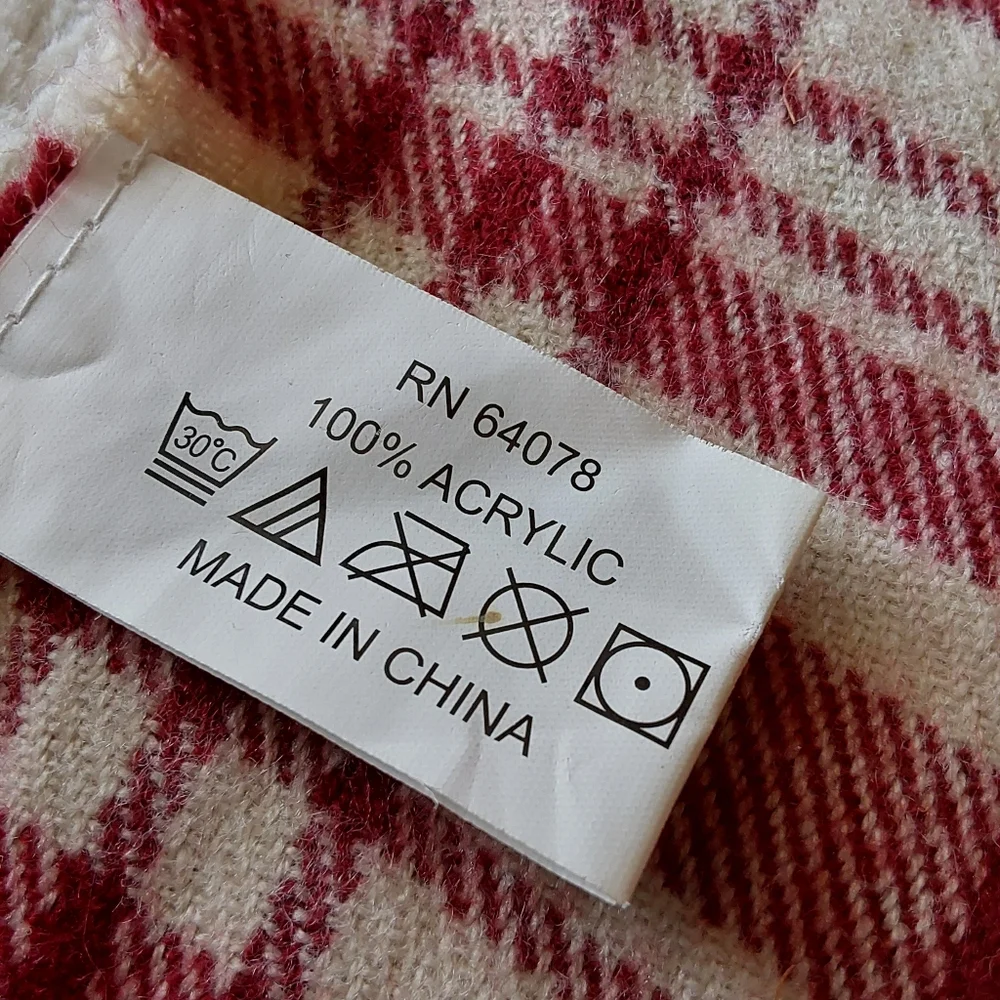 🌺 NEW Soft Acrylic Red & White Fringed Stadium Blanket